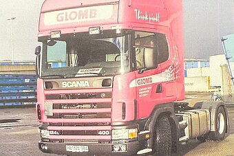 Erste pinkfarbene Scania Sattelzugmaschine