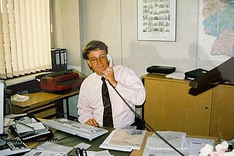 Büroszene mit Mitarbeiter am Telefon